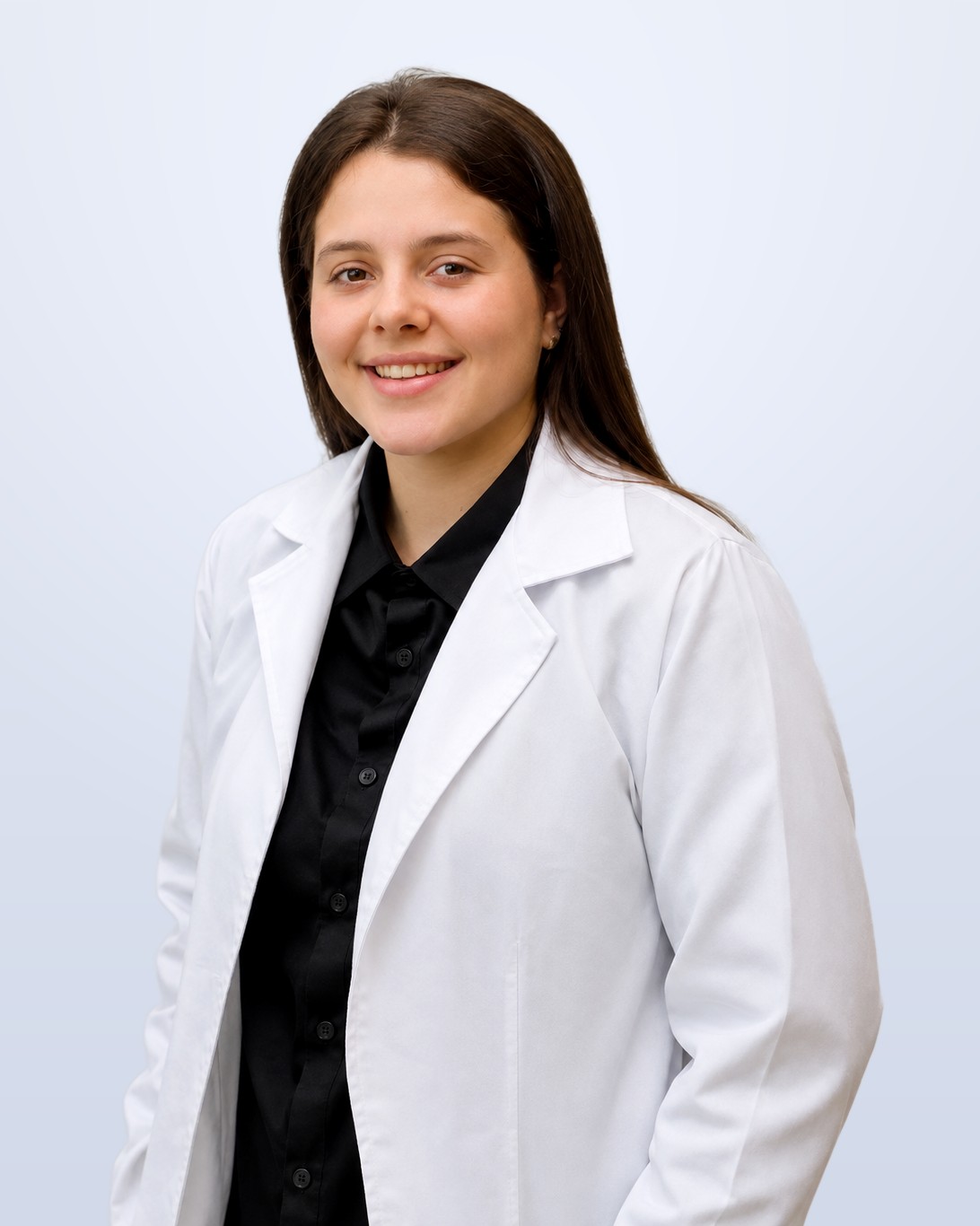 Giovana Roberta, psicóloga, sorrindo, de jaleco branco